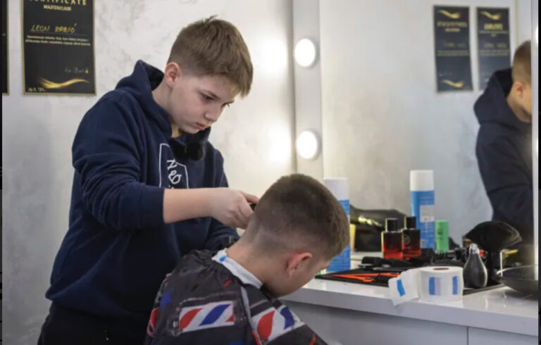 Leon Zarić ima samo 13 godina i najmlađi je osječki frizer