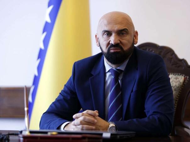 Isak: Pogledajte svoje plate i račune, a pogledajte imovinu Dodika i saradnika