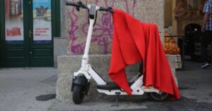 Tuzla: Starac (88) poginuo nakon pada sa električnog romobila