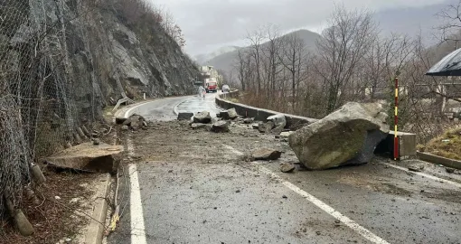 Drama kod Jablanice: Ogromna stijena pala na cestu, vozači u strahu zbog novog odrona!