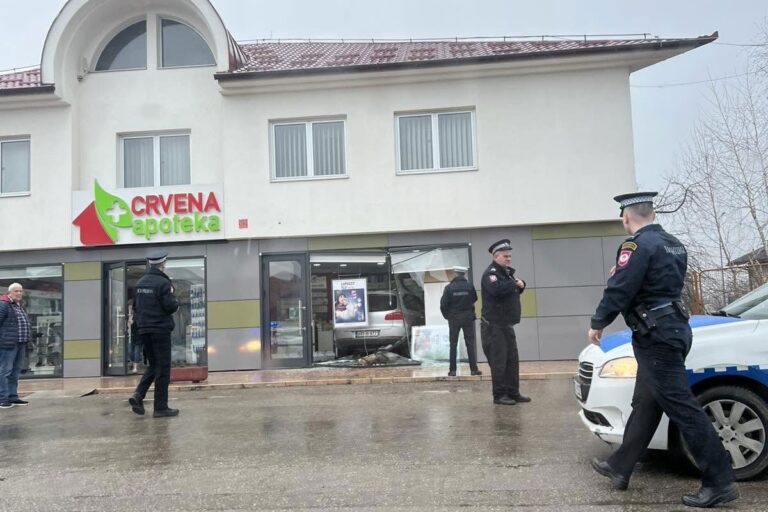 NESREĆA U BIH: Autom uletio u apoteku
