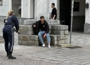 STRAŠNO | Muškarac (23) u centru grada hladnim oružjem napadao ljude, ubio je dječaka (14)