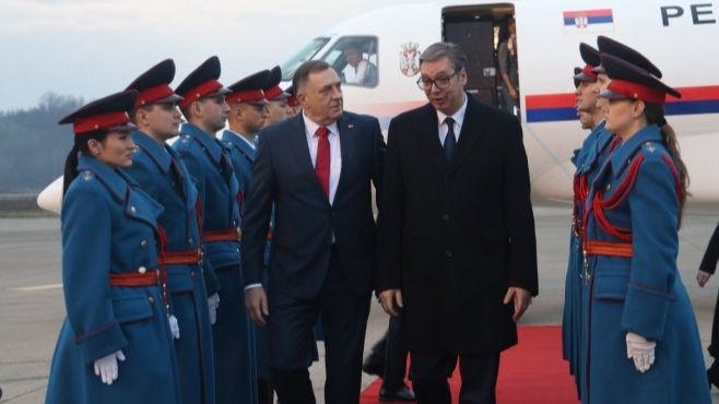 Alekandar Vučić sletio u Banjaluku: Dočekao ga Milorad Dodik