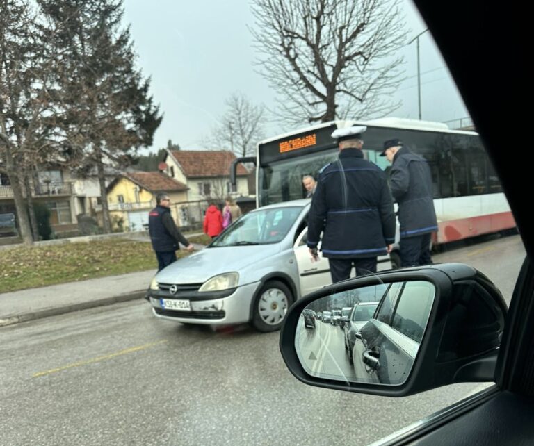 Saobraćajna nesreća u Radakovu: Sudar automobila i autobusa izazvao gužve