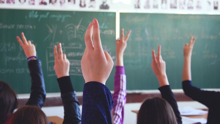 Nastavnik kažnjavao djecu tako što im je lijepio traku preko usta