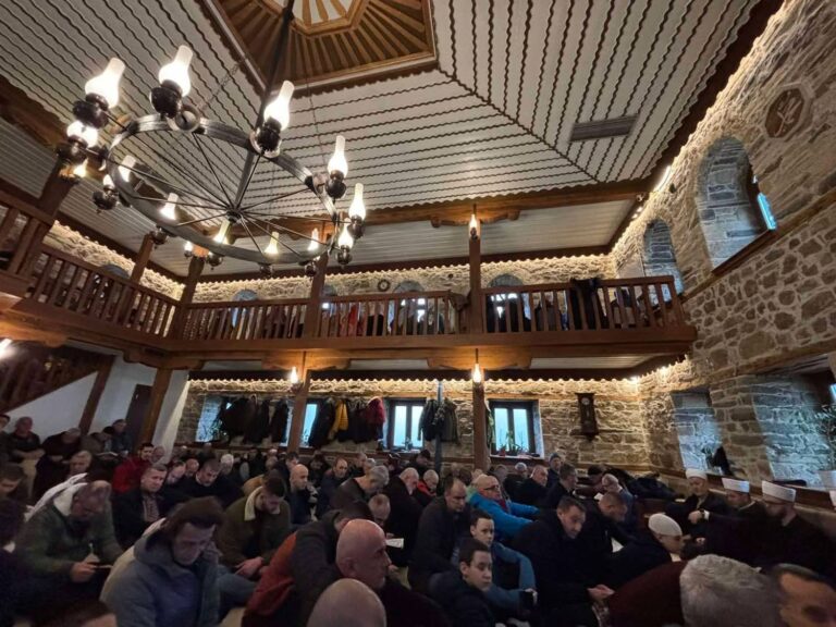 ZENICA: Stotine vjernika u Čaršijskoj džamiji na hafiskoj mukabeli