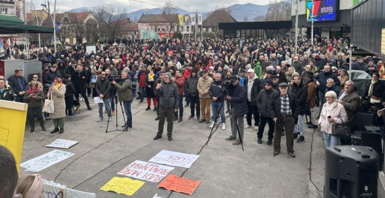 ZENICA USTAJE I PORUČUJE VLASTODRŠCIMA: Protesti neće stati, stižemo i do vaših radnih mjesta!