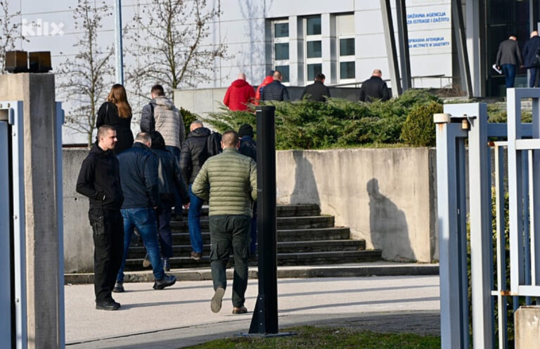 Uposlenici SIPA-e jutros redovno došli na posao, Dodik se pohvalio da će ih samo 20 preći u policiju RS-a