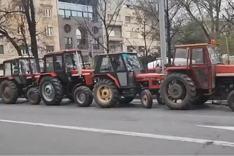 Beograd: Desetine traktora parkirano oko Predsjedništva 24 sata pred velike proteste, čemu će služiti?