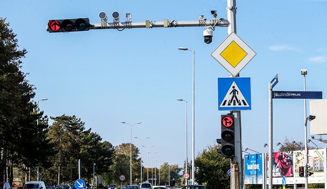 Kamere na semaforima: Kako funkcionišu i koje sankcije prijete – kazne, bodovi