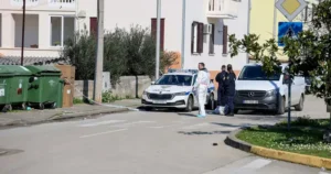 Mladić (26) kojeg je policija pronašla povrijeđenog na cesti preminuo u bolnici