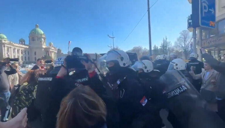 Haos ispred Skupštine grada Beograda: Tukli se građani, policija, političari…