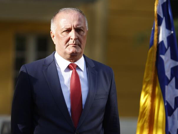 Helez: Ne smijemo nasjesti, Dodik želi incident!