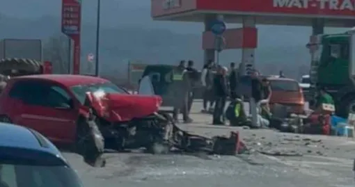 Stravična nesreća na bh. putu: Strahovit sudar Golfa i traktora, povrijeđeno više osoba