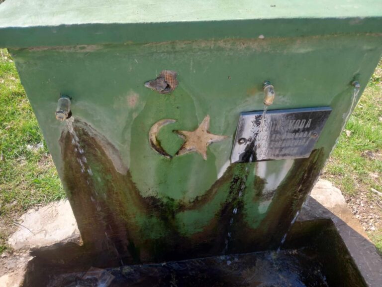 Neko godinama uništava hajr česmu porodice Kozarević: “Ako ne ukradu česme onda ih polome”