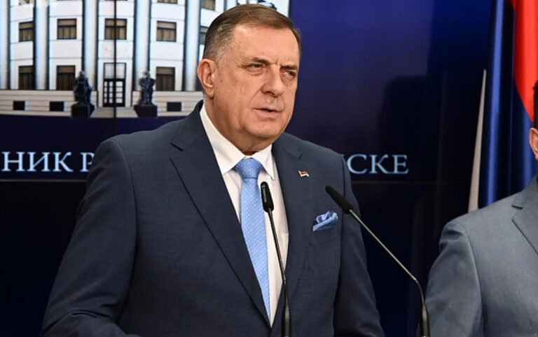 Iako je više puta pozivao Srbe da napuste institucije BiH, Dodik se danas čudi i kaže “ima vremena”