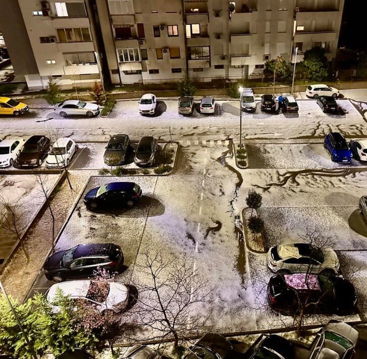 Grmljavina, pljuskovi i grad poharali BiH: Ulice zatrpane ledom, izdana upozorenja