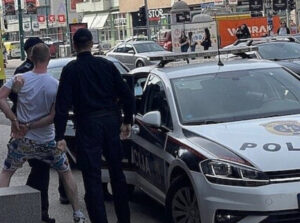 Drama u Sarajevu završila hapšenjem: Bahati vozač parkirao na šine kod SCC-a, došao pauk, reagovao drugi vozač