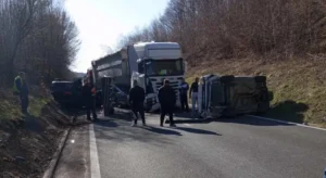 Teška nesreća na putu Banjaluka – Prijedor: Vozač putničkog automobila povrijeđen