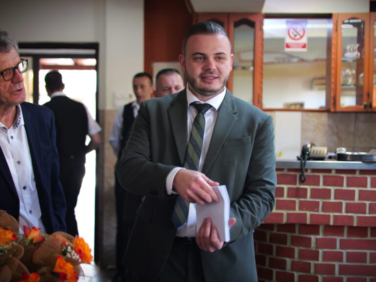 100 KM za svaku zaposlenicu KPZ Zenica: Direktor Isak čestitao 8. mart uz ruže i novčane poklone