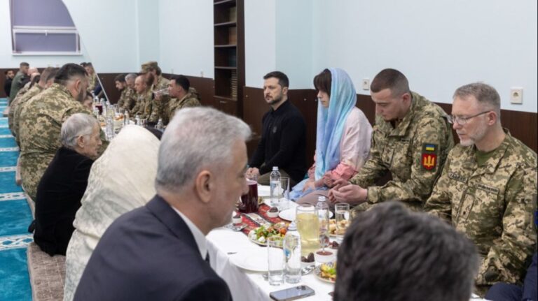 Zelenski iftario s muslimanskim vojnicima, neki i odlikovani