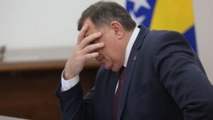 Ko će prvi okrenuti leđa Miloradu Dodiku?