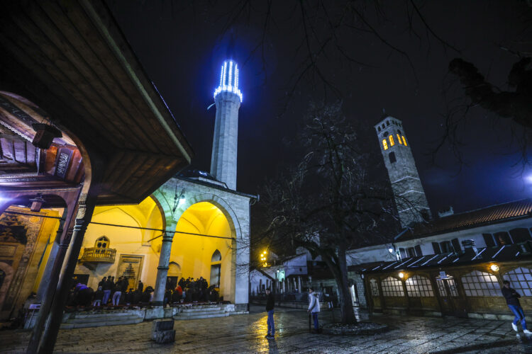 Učenjaci objašnjavaju: Može li se sabah-namaz klanjati 15 minuta nakon zore?
