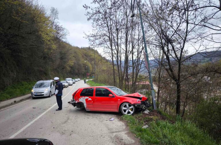 Saobraćajna nesreća: Vozač preticao, izgubio kontrolu, pa udario u stub ulične rasvjete