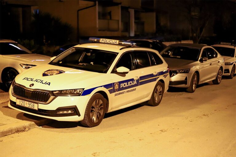 NESVAKIDAŠNJA SITUACIJA: Go muškarac grizao ljude i ležao na ulici (VIDEO)