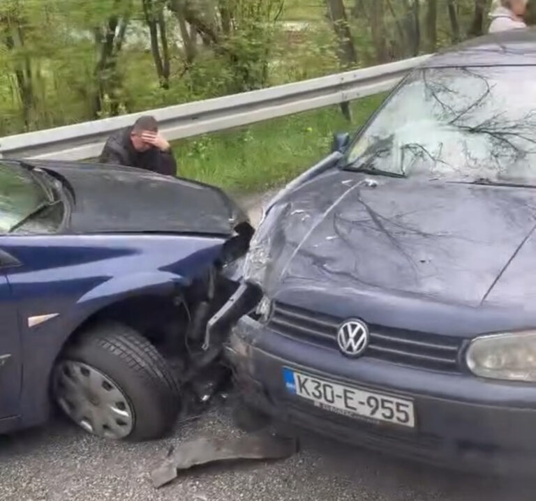 Udes u Zenici: Sudar dva automobila u naselju Broda