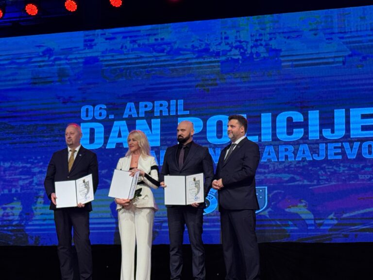 Ministru Isaku uručena zahvalnica za uspješnu saradnju na obilježavanju Dana policije Kantona Sarajevo