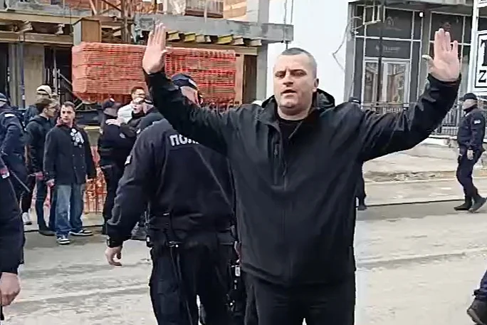 Neki policajci u Novom Pazaru nisu imali značke ni istaknuta imena na uniformi, a pojedini su nosili i maske
