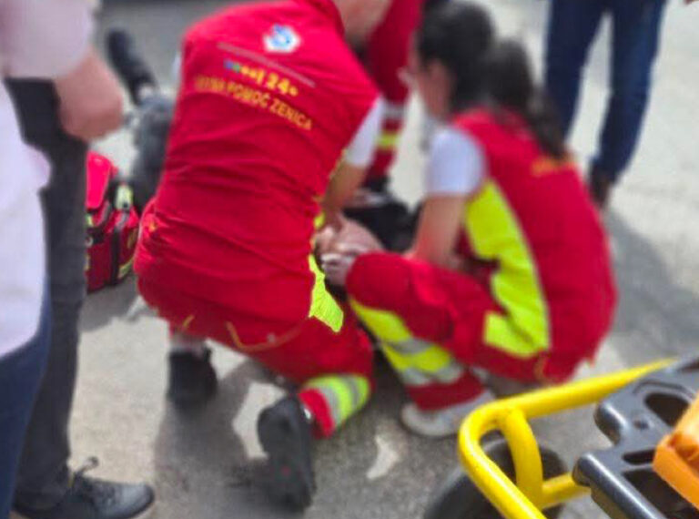 ZENICA: Vozač doživio moždani udar i slupao se u drugo vozilo: Oba vozača prevezena u bolnicu