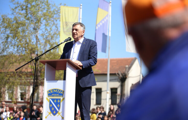 Gradonačelnik Kasumović čestitao 15. april – Dan Armije Republike Bosne i Hercegovine