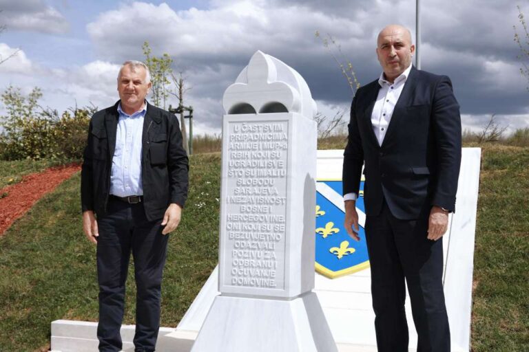 Aleja veterana: Otvoreno Centralno spomen-obilježje – nišan s grbom ljiljana