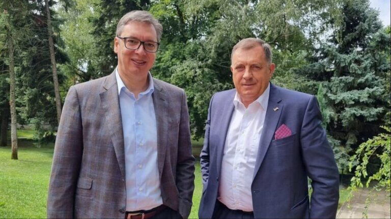 AP: Vučić i Dodik putuju u Moskvu uprkos upozorenju EU