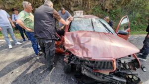 Iz automobila se čuju krici žene, saobraćaj obustavljen: Teška nesreća u Srednjem