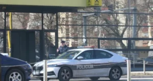 Nasilnik iz BiH iza brave: Ženi razlupao vozilo pa pred djetetom njenom glavom udarao o volan