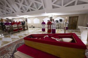Vatikan objavio slike Pape u lijesu, sprovod zakazan za subotu