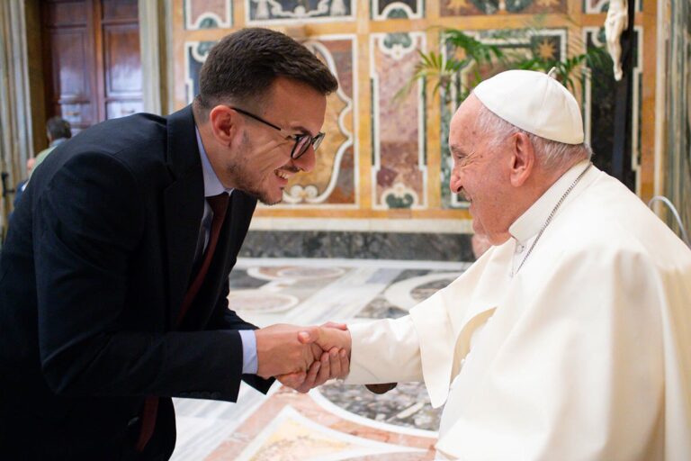 Papa koji je sam nosio svoju torbu i tuđe boli u vremenu bez duše