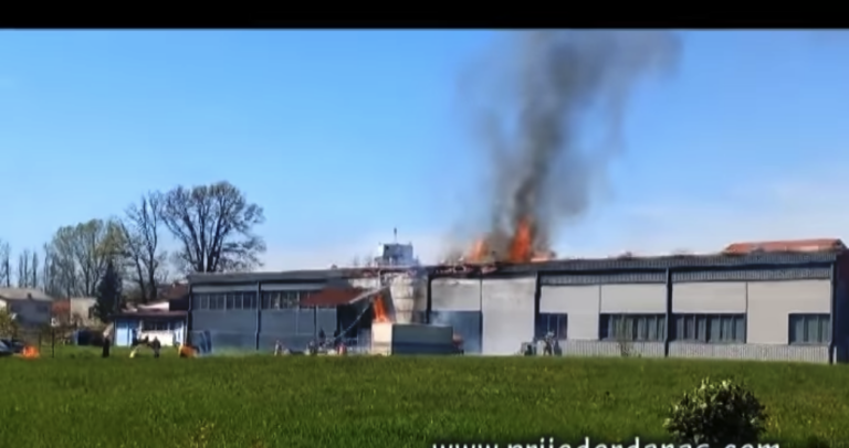 Vatra progutala prijedorsku fabriku: Gust dim i vjetar otežavaju intervenciju