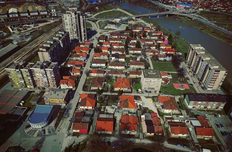 Nesvakidašnji slučaj u Blatuši: Zeničanin sa petog sprata kroz prozor bacio ormar