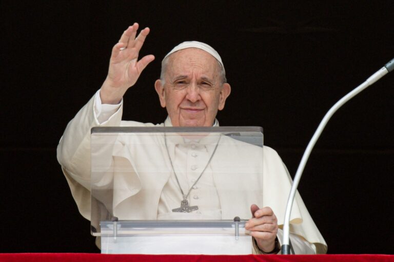 Preminuo papa Franjo