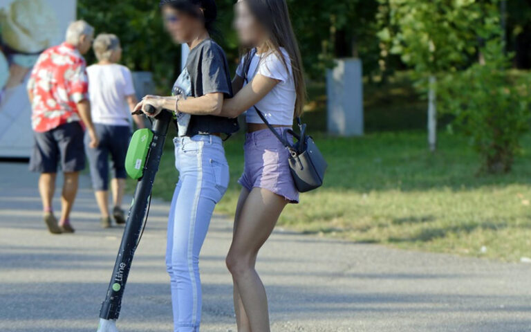 Djevojke (18) i (19) na romobilu udario automobil, povrijeđene su