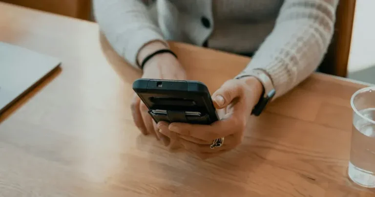 Šta će zamijeniti mobilne telefone? Ovo su dvije vizije budućnosti