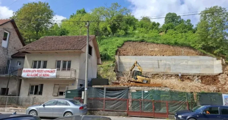 Velmi odsjekli stepenice i prilaz kući da izgrade zgradu