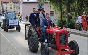 Maturanti iz Kiseljaka na maturalno večer stigli traktorima