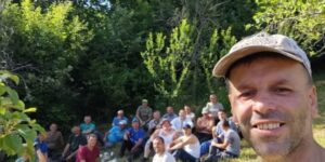 Priča iz BiH koja grije dušu: 30-ak ljudi iz sela kod Konjica pomoglo povrijeđenom komšiji u poljoprivrednim radovima
