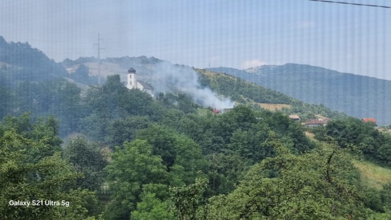 POŽAR U ZENICE: Gori građevinski objekat, vatrogasci brzom intervencijom spriječili širenje vatre!