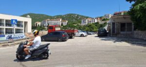 Vozač dobio kaznu za parking u Neumu: “Imao sam plaćenu kartu ali sam dobio kaznu zbog ljiljana”
